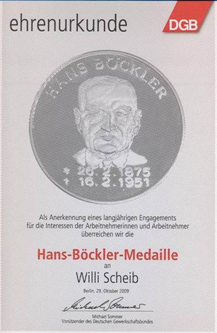 Ein Bild, das Text, Menschliches Gesicht, Schrift, Mann enth�lt.

KI-generierte Inhalte k�nnen fehlerhaft sein.